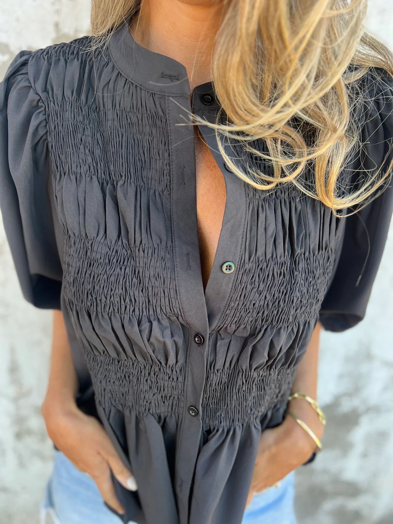ELIZA™ - Plisserad blus med knappar