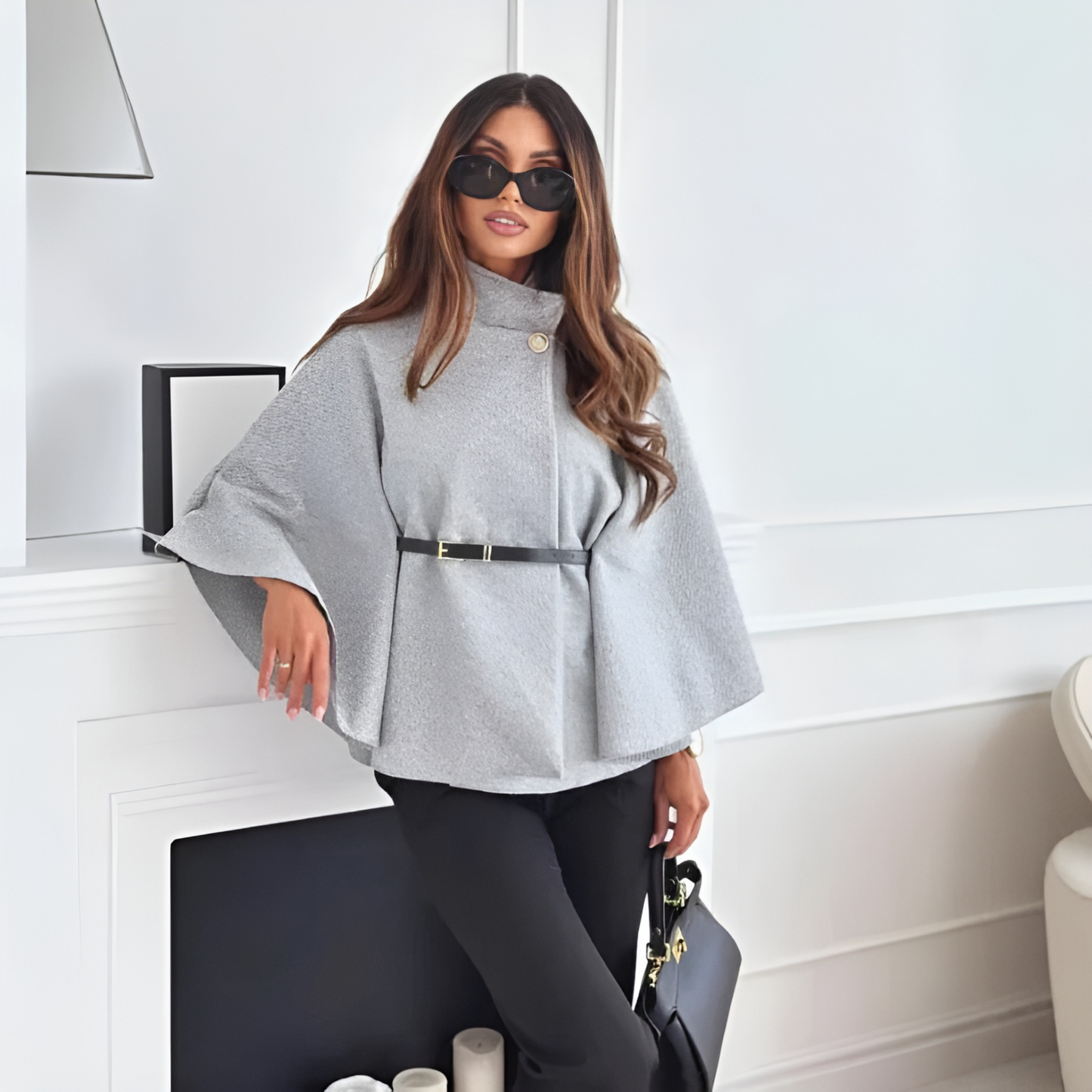 FENITH™ - Elegant Cape med hög hals och skärp