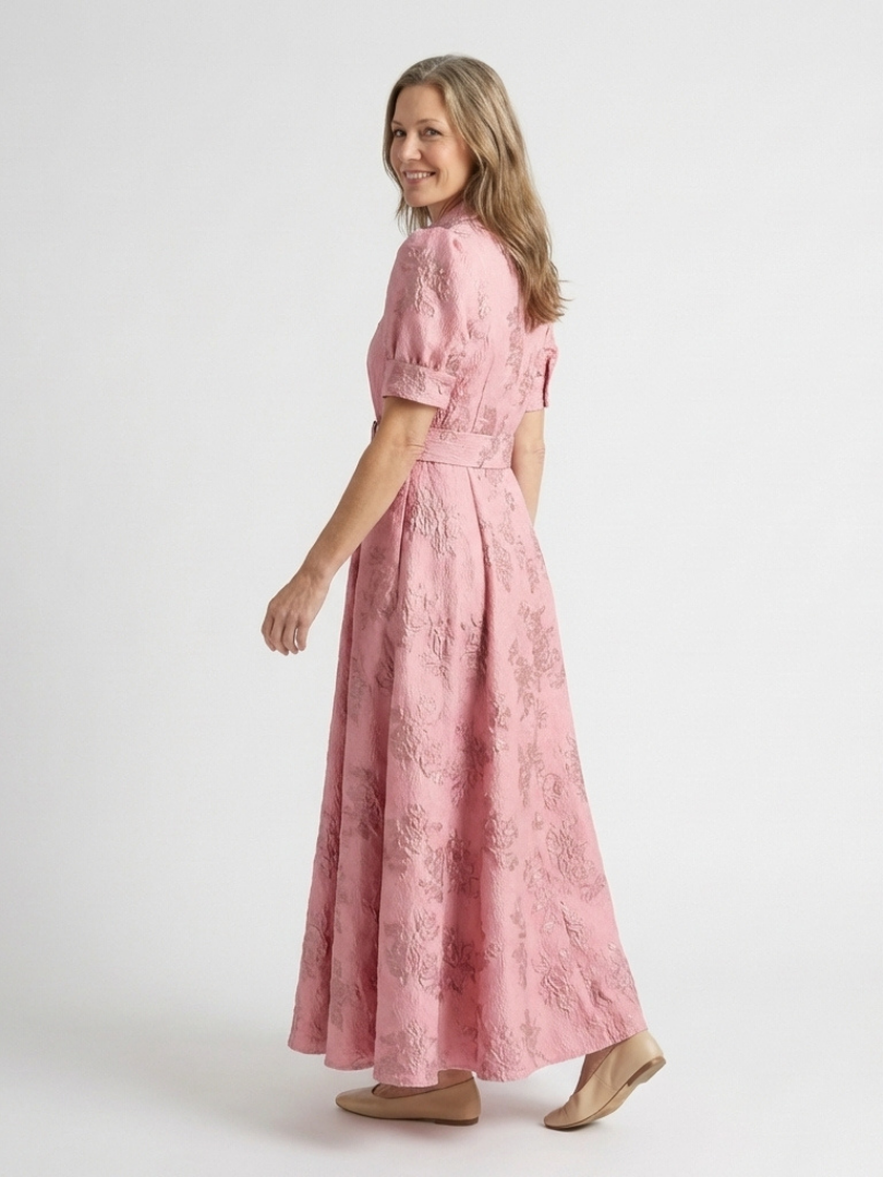 Xanthea - Kortärmad maxiklänning med skärp och blommig textur