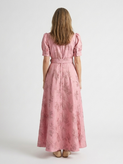 Xanthea - Kortärmad maxiklänning med skärp och blommig textur