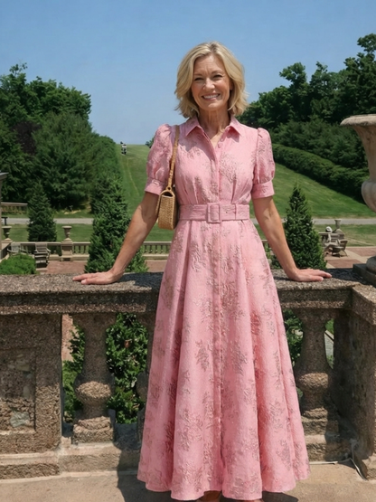 Xanthea - Kortärmad maxiklänning med skärp och blommig textur