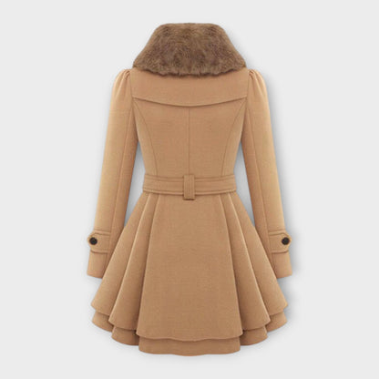 Emma – Elegant kappa med fuskpälskrage
