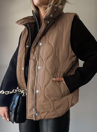 DARCY™ - Snyggt lättviktigt vadderat väst med knappar
