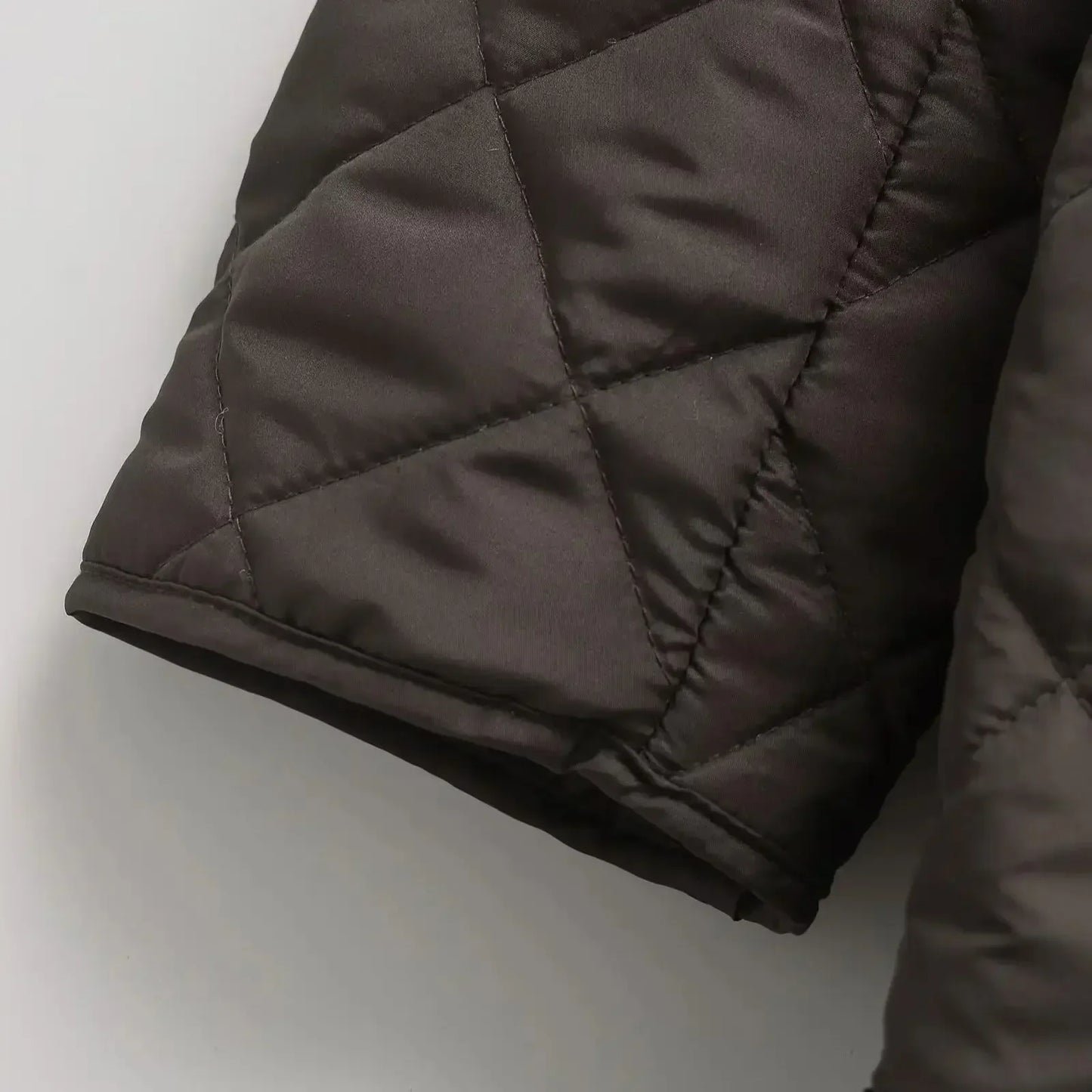 Isbjörnvik™ – Quiltad Långjacka i Modern Silhuett