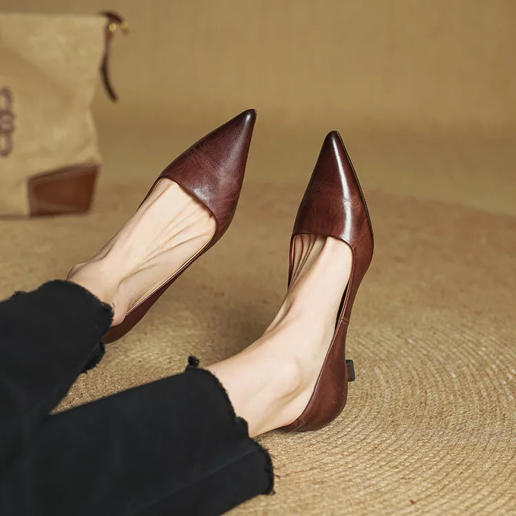 Sarah | Raffinerade pumps i läder med spetsiga tår