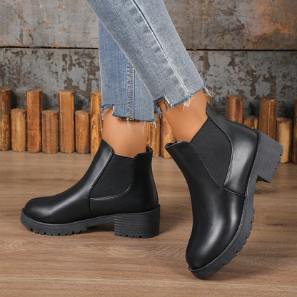 Fjellora™ – Boots with structured upper and stable heel