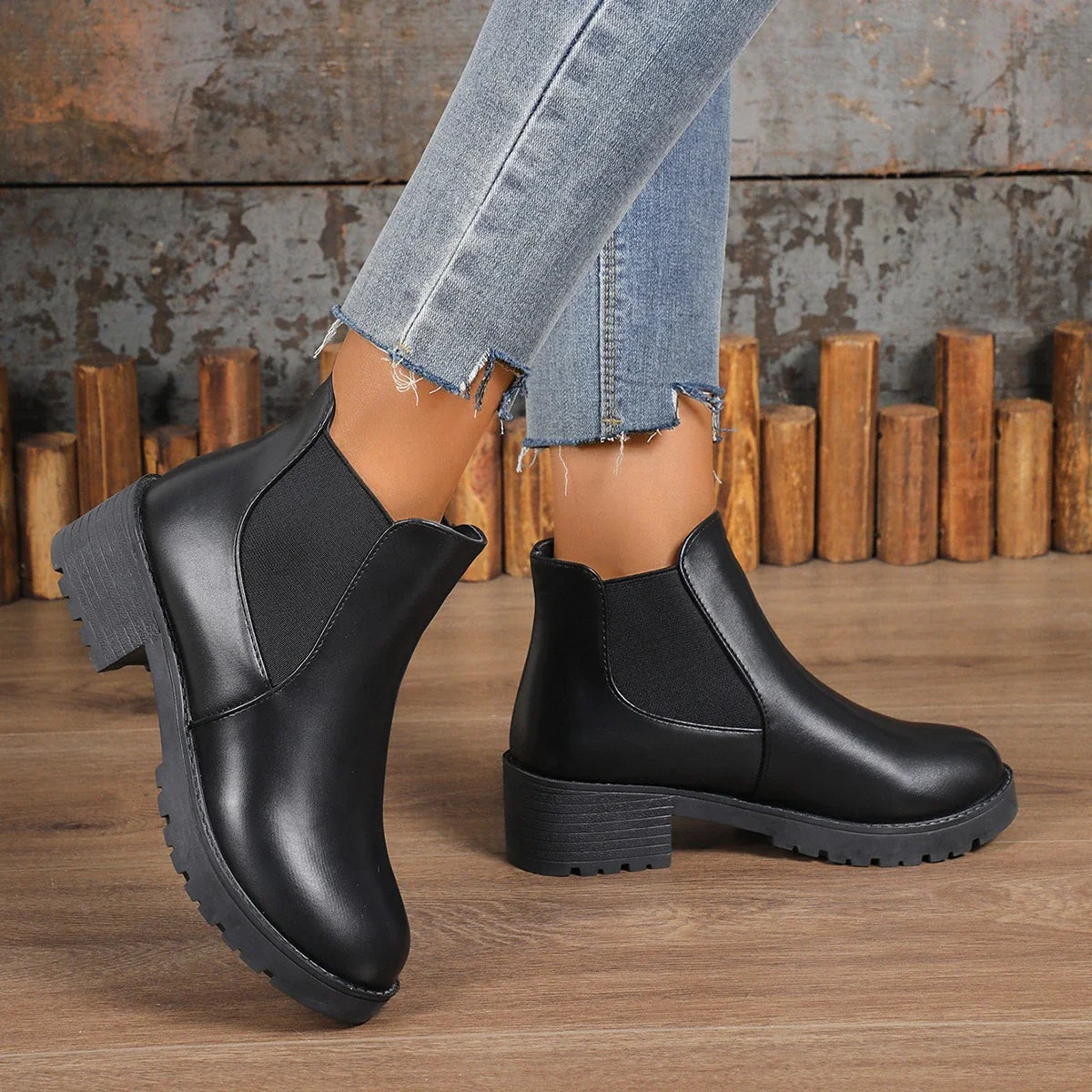 Fjellora™ – Boots with structured upper and stable heel