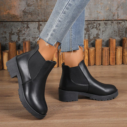 Fjellora™ – Boots with structured upper and stable heel