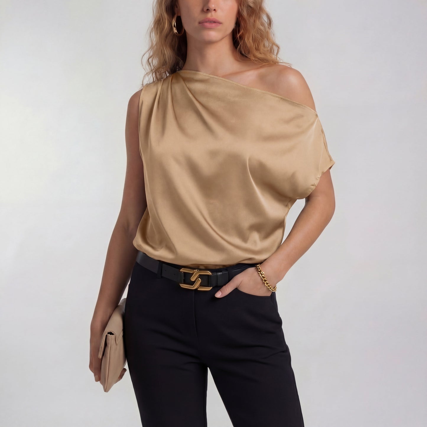 Camilla – Chic, avslappnad blus med en axel
