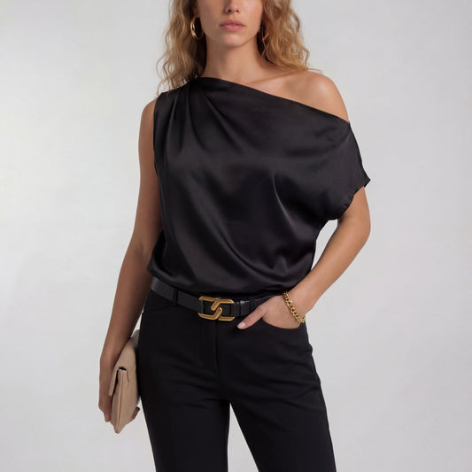 Camilla – Chic, avslappnad blus med en axel