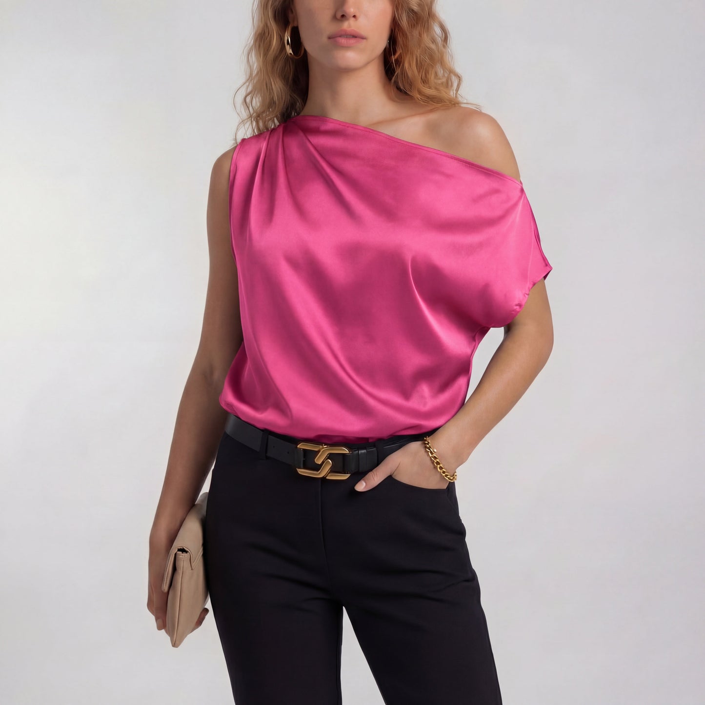 Camilla – Chic, avslappnad blus med en axel