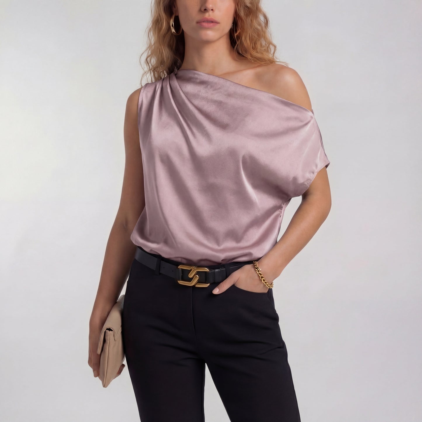 Camilla – Chic, avslappnad blus med en axel